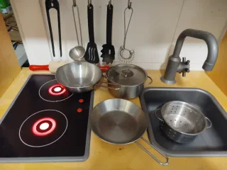 Cocinita de juguete con múltiples accesorios