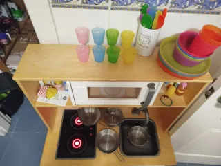 Cocinita de juguete con múltiples accesorios