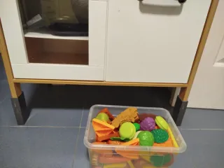 Cocinita de juguete con múltiples accesorios