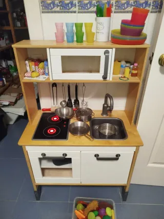 Cocinita de juguete con múltiples accesorios