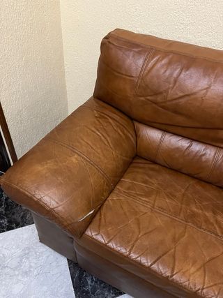 Sofá de piel marrón