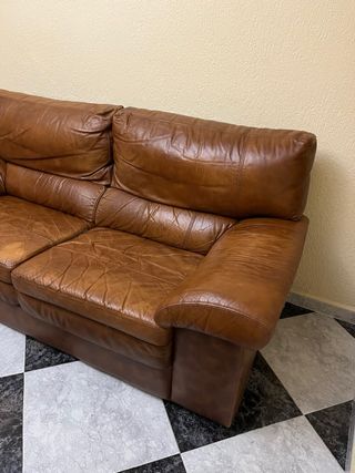 Sofá de piel marrón