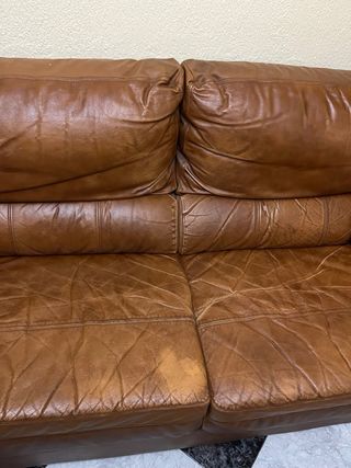Sofá de piel marrón