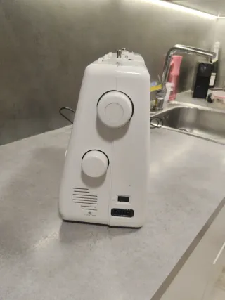 Maquina de coser mecanica marca home