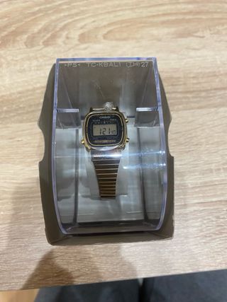 Reloj Casio dorado. Nuevo, sin estrenar.