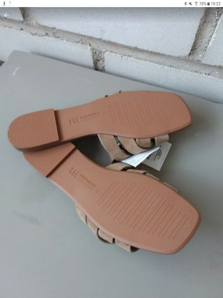 Chanclas mujer con piel Pull & Bear talla 36