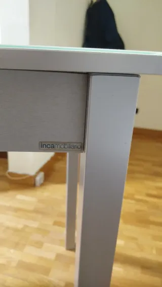 Mesa alta de madera y Cristal