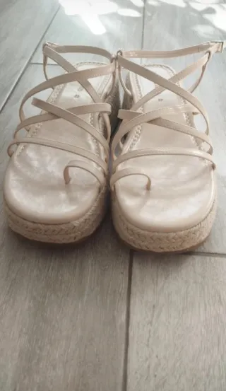 Sandalias con plataforma rosa palo de Stradivarius