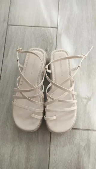 Sandalias con plataforma rosa palo de Stradivarius