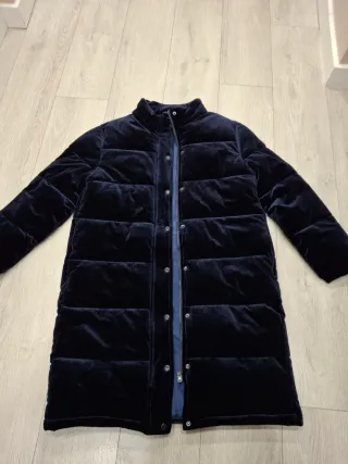 Abrigo plumas azul terciopelo. Marca Surkana.