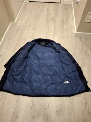 Abrigo plumas azul terciopelo. Marca Surkana.