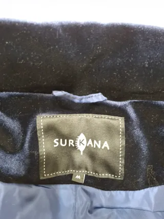 Abrigo plumas azul terciopelo. Marca Surkana.