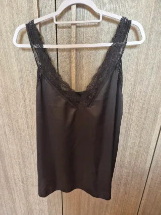 Canotta nera con bretelle in pizzo