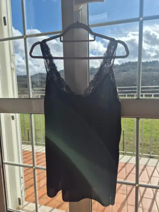 Canotta nera con bretelle in pizzo