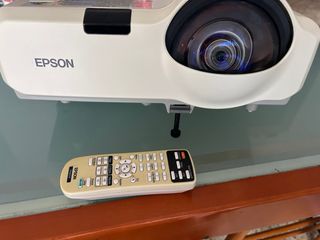 Proyector epson con mando