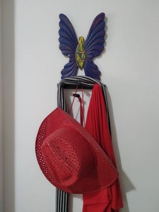 Perchero en madera de Albasia (Mariposa)