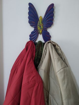 Perchero en madera de Albasia (Mariposa)