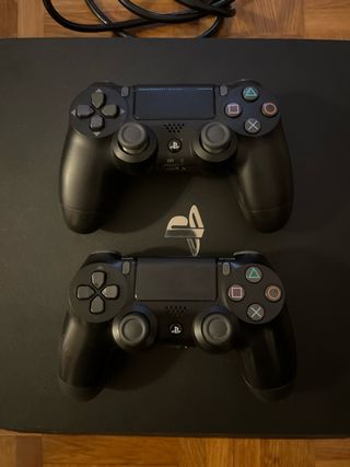 PS4 PRO 1 TB + 2 mandos + cable HDMI (leer)