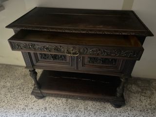 Mobile antico con cassetto e sportelli