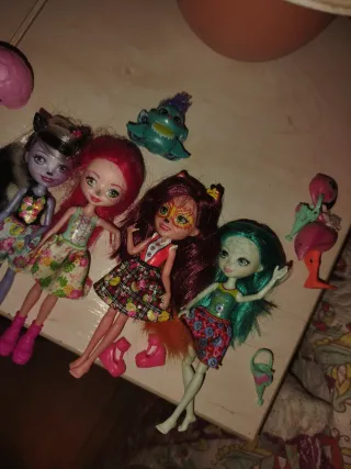 4 Muñecas Enchantimals con Accesorios