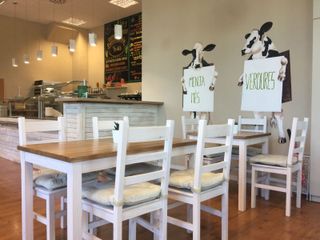 Sillas de madera. Taburetes y mesas. Economico