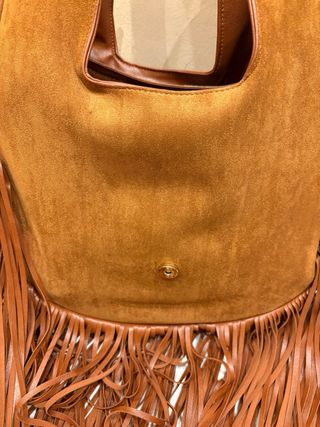 Bolso polipiel marrón flecos y serpiente