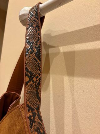 Bolso polipiel marrón flecos y serpiente