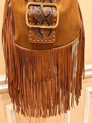 Bolso polipiel marrón flecos y serpiente