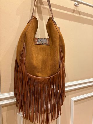 Bolso polipiel marrón flecos y serpiente