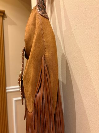 Bolso polipiel marrón flecos y serpiente