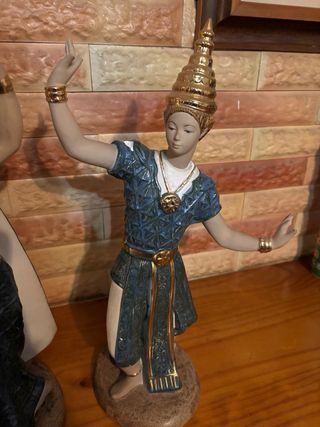 Pareja figuras decorativas.