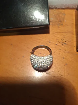 Anillo brillante plateado con incrustaciones