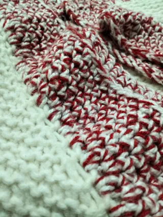 Sciarpa/scialle fatto a mano bianco e rosso