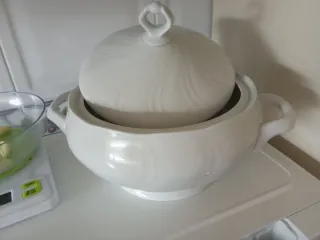 Sopera de porcelana blanca