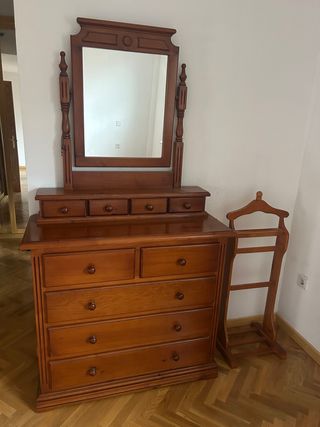 Cómoda de madera con espejo y galán