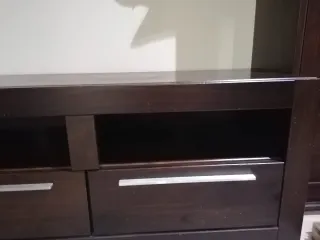 Mueble bajo de TV con cajones y huecos