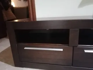 Mueble bajo de TV con cajones y huecos