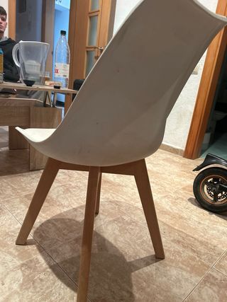 Silla blanca y madera