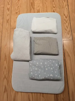 Cuna de colecho Chicco Next2me con complementos.