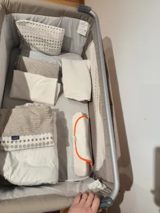 Cuna de colecho Chicco Next2me con complementos.