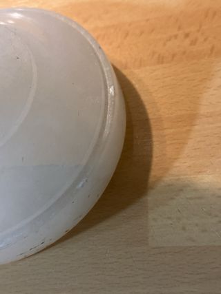 Pie de lámpara de alabastro tallado