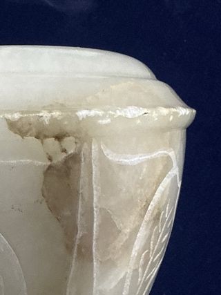 Pie de lámpara de alabastro tallado