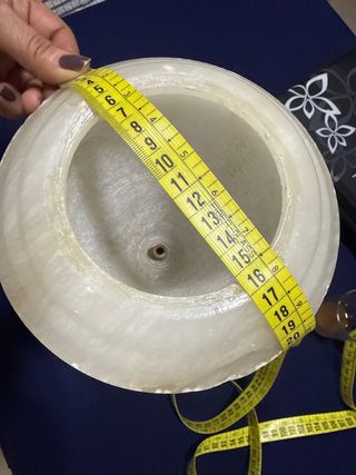 Pie de lámpara de alabastro tallado