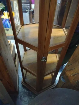 Vitrina de madera y cristal