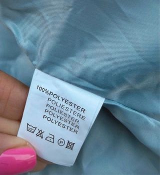 Ecopelliccia con zip e bottoni gioiello.