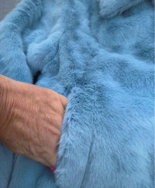 Ecopelliccia con zip e bottoni gioiello.