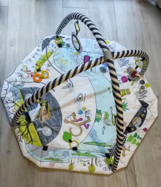 Gimnasio infantil con arco y juguetes