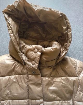 Piumino donna con cappuccio rimovibile.