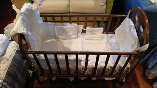 Cuna de madera con textiles
