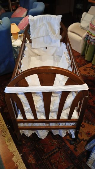Cuna de madera con textiles